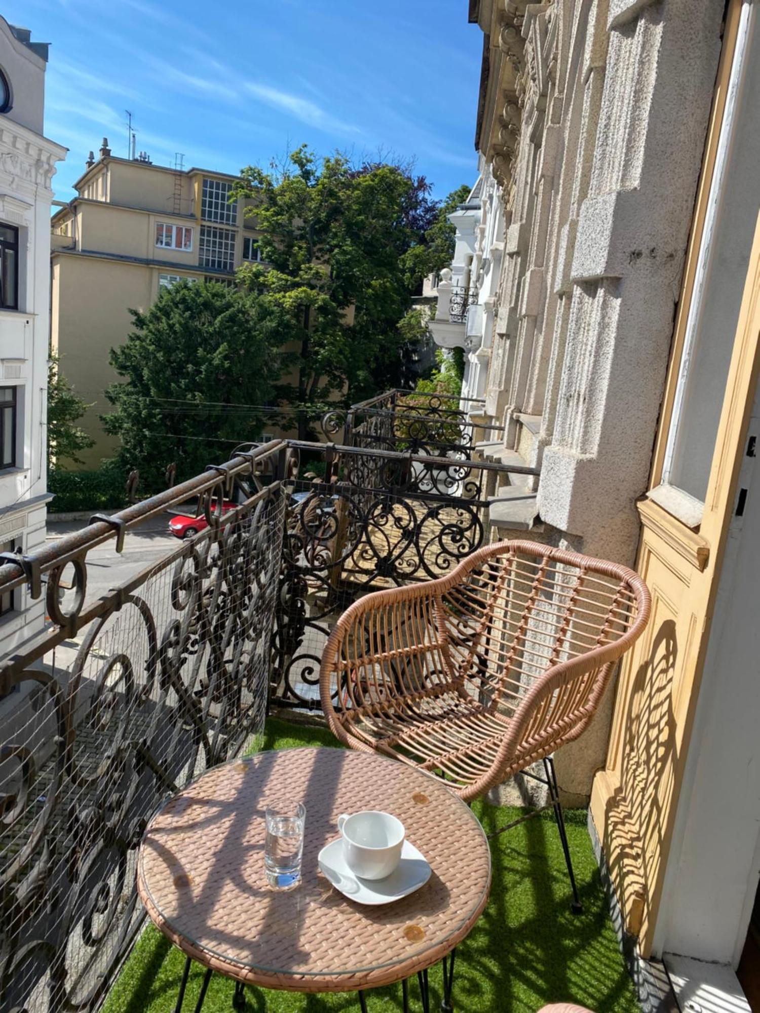 Grosszuegiger Wiener Altbau Gleich Neben Schoenbrunn Exterior foto